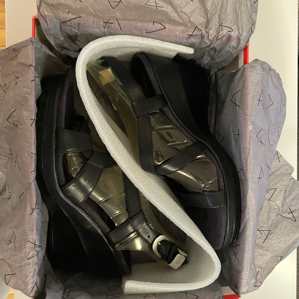 AEROSOLES Black Leather Sandals